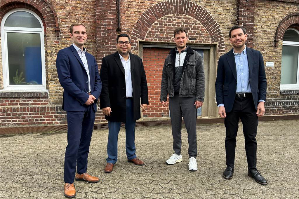 Dorstener Drahtwerke knüpfen neue Verbindung nach Mexiko Johannes Keil (Sales Manager Zeitgeist Consulting Group), Gonzalo Armendáriz Paredes (Staatssekretär in Vertretung des Ministeriums für Wirtschaft und Arbeit des Bundesstaates Chiapas im Wirtschaftsminister Carlos Salazar Estrada), Paul Tüshaus (Geschäftsführer Dorstener Drahtwerke) und Manuel Gallegos (Direktor für Auslandsinvestitionen, v.l.) haben sich in Dorsten getroffen.
