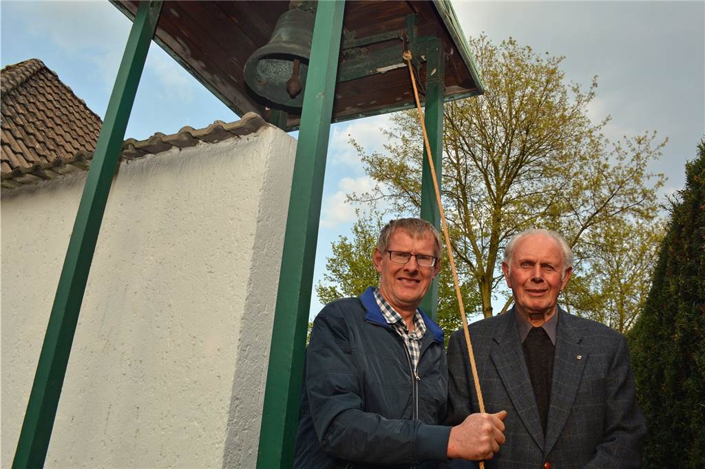 Ein Besuch im verstecktesten Schmuckstück von Dorsten Johannes Klapheck (rechts) übergibt seine ehrenamtliche Tätigkeit zum 1. Mai offiziell an seinen Sohn Ludger, der ihm schon seit Jahren bei der Pflege des Gebäudes hilft.