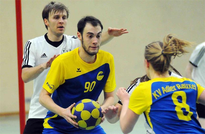 Adleraner lassen sich Tabellenspitze nicht entreißen Johannes Langer (am Ball) gelangen im Spitzenspiel gegen den TuS Schildgen zwei Körbe für Adler Rauxel.