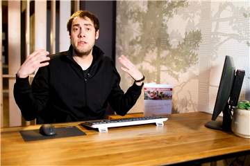 Johannes Langer vom Sportforum Castrop-Rauxel erklärt im Video, wie man seinen Arbeitsplatz so einrichtet, dass man eine falsche Körperhaltung vermeidet. Auch gibt er kurze Übungen an die Hand.