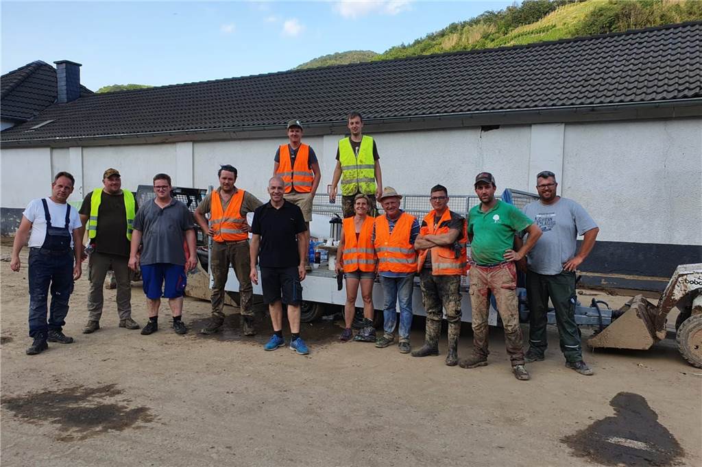 Landwirt aus Werne im Unwetter-Krisengebiet: „Man kann nur heulen - auch als Kerl“ Johannes Laurenz (2.v.r.) hat die Hilfe aus Werne organisiert. 16 Helfer waren es am Sonntag aus der Lippestadt. Sie alle sind an ihre Belastungsgrenze gegangen, um in der Unwetter-Region zu helfen.