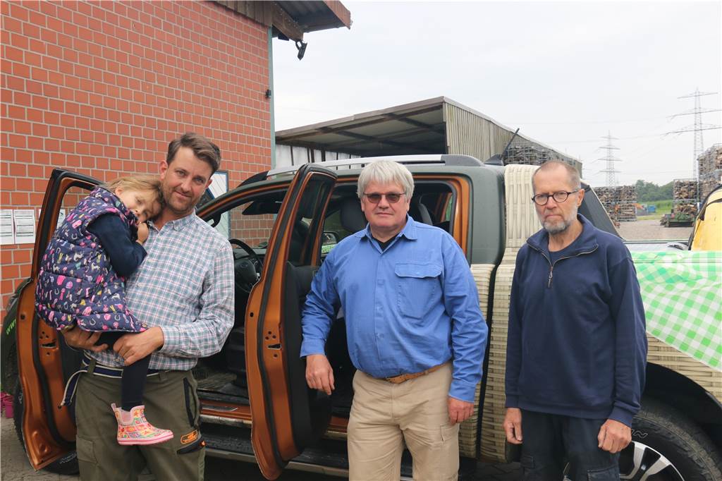 „Man fährt mit Herzschmerz wieder weg“: Johannes Laurenz zum Einsatz in der Unwetter-Region Johannes Laurenz, hier mit Tochter Luisa, ist am Dienstagmorgen mit den freiwilligen Helfern Lothar Elsner aus Selm (r.) und Heinrich Lamkowsky aus Herbern wieder nach Dernau gefahren.