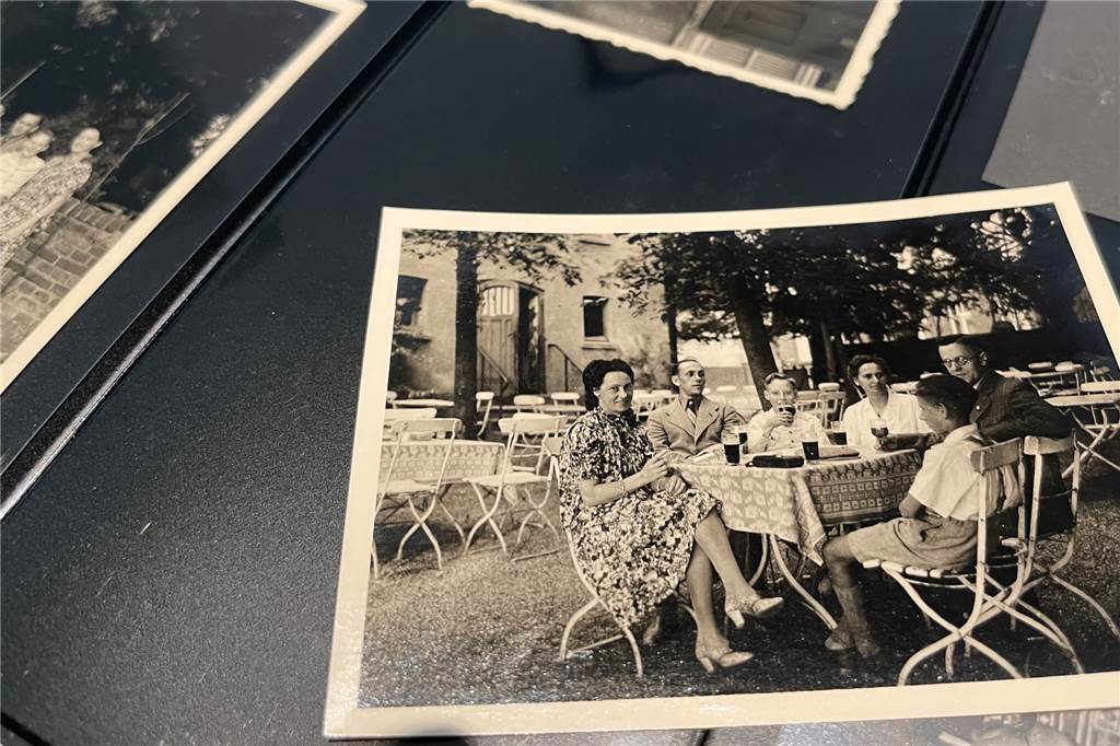 Johannes Leushacke hat auch alte Fotos gesammelt. Auf diesem von 1942 trinkt eine Familie ein Bier in der Außengastronomie des Vinnumer Hofs. Jahre später brannte das Restaurant bis auf die Mauern ab und sieht daher heute ganz anders aus.