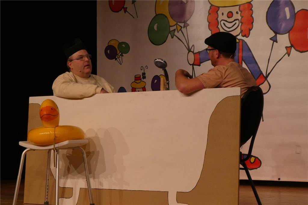 Viele Bilder: Prall gefülltes Programm beim Pfarrkarneval in Olfen: Im voll besetzten eventwerk Johannes Leushacke (l.) und Daniel Brüning als Pastor Franke und Pfarrer Melchert in der Badewanne im Streit um die Ente.