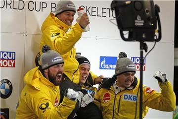 Johannes Lochner (O.) feiert mit seinen Anschiebern Marc Rademacher, Christopher Weber und Christian Rasp den Sieg. Foto: Rick Bowmer