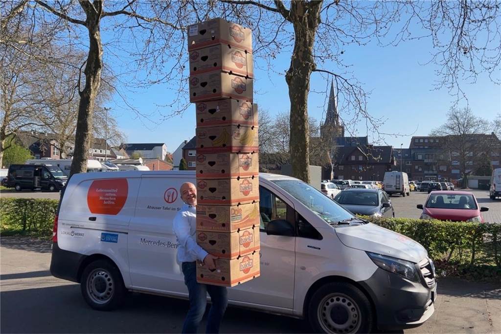 Ahauser Tafel hofft: Für Spendenaktion in Ahaus fehlen noch Helfer Johannes Lügering von der Ahauser Tafel trägt einen Stapel Bananenkartons, in denen Lebensmittelspenden für die Tafel gesammelt werden.