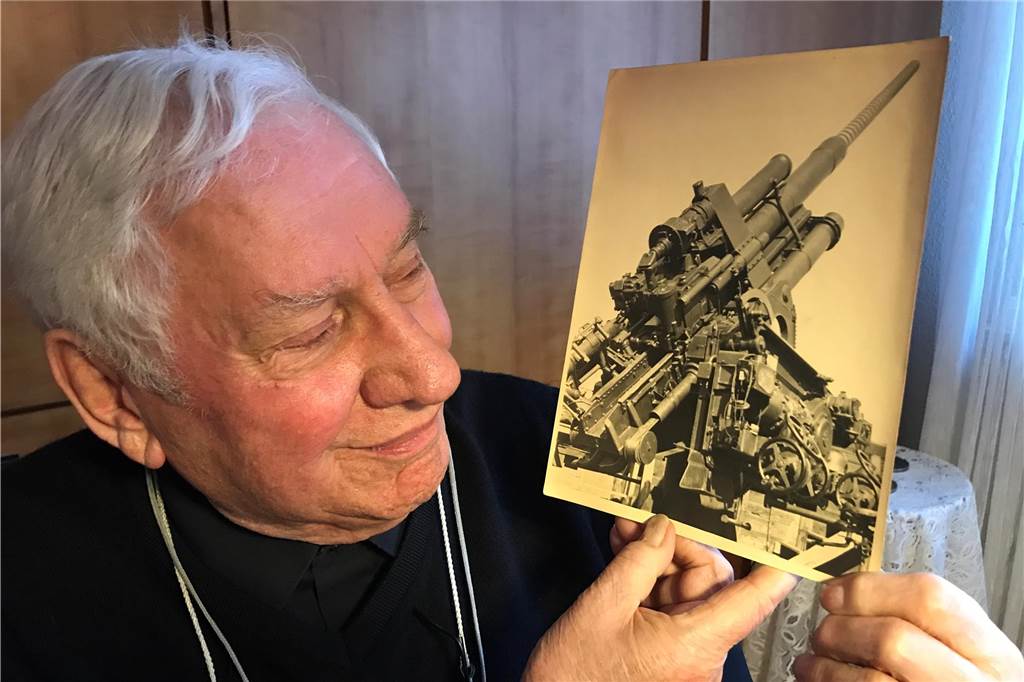 Seltene Bilder aus dem Todeslager Auschwitz tauchten in Castrop-Rauxel auf Johannes Meyer mit dem Foto eines Flakgeschützes