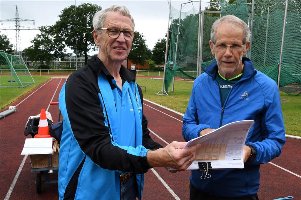 Sportabzeichen und Behinderung? In Gronau ist das kein Widerspruch Johannes Neyer (l.) und Hermann Meier