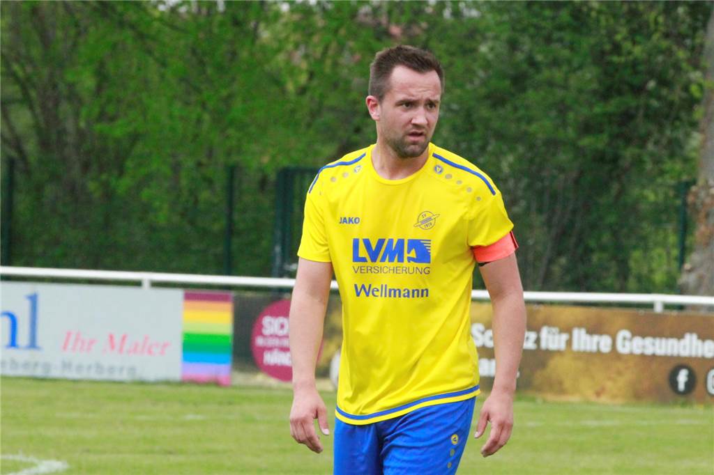 Was wird aus Kapitän Johannes Richter? Johannes Richter steht auf dem Platz und trägt die Kapitänsbinde am Arm.