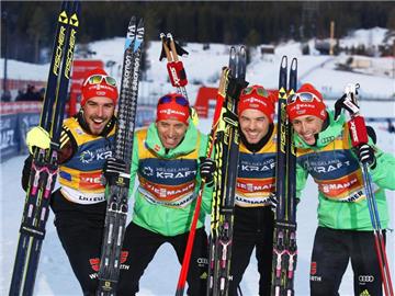 Johannes Rydzek (l-r), Björn Kircheisen, Fabian Riessle und Eric Frenzel posieren als Sieger des Teamwettbewerbs in Lillehammer. Foto: Terje Pedersen
