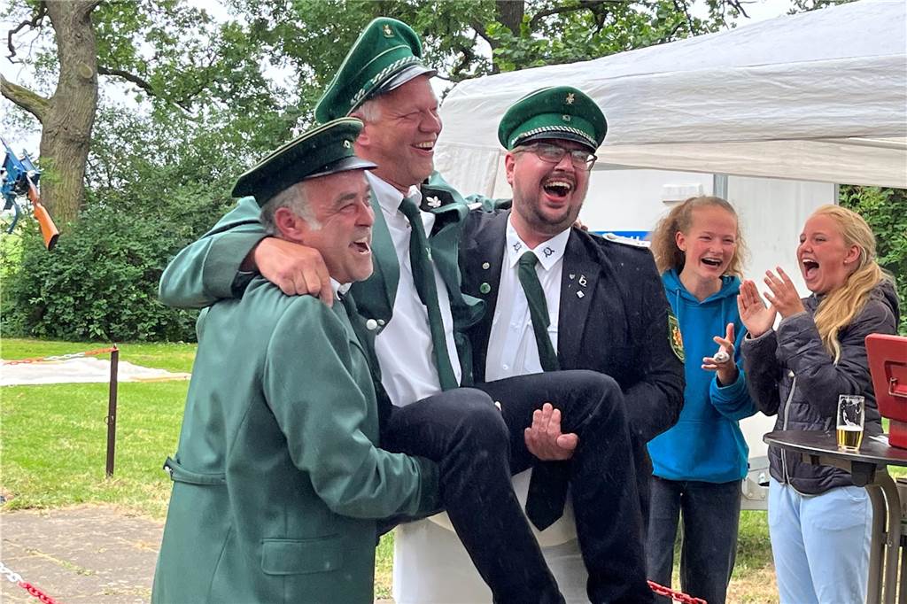 Johannes Schulze-Horn ist neuer Schützenkönig von Herbern-Horn Schützenkönig Johannes Schulze Horn wird auf den Händen seiner Kameraden getragen und gefeiert.