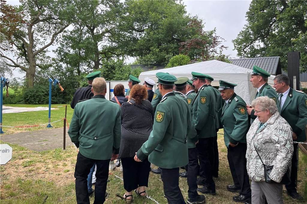 Mitglieder des Schützenvereins stehen in einer Schlange, um dem neuen Königspaar zu gratulieren