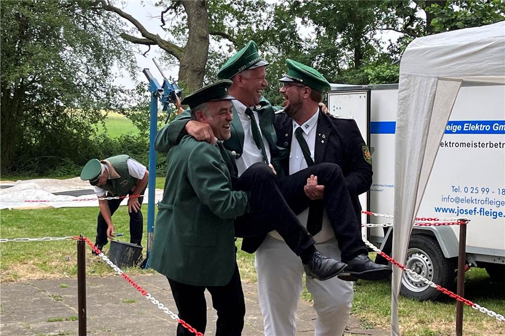 Schützenkönig Johannes Schulze Horn wird auf den Händen seiner Kameraden getragen und gefeiert. 
