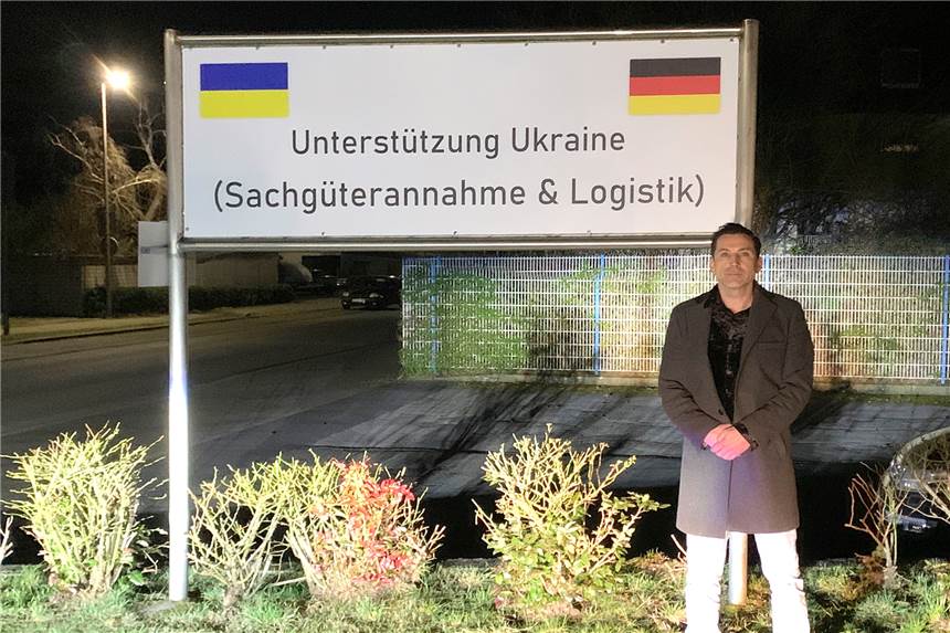Johannes Siirak nimmt Sachspenden für die Ukraine im seinem Logistikzentrum an.