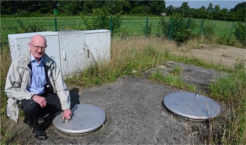 Flüssiger Schatz von Legden-Wehr soll bald gehoben werden Johannes Stentrup zeigt den schlichten Aluminium-Deckel – mehr ist von der Wassergewinnung „Düstermühle Süd“ nicht zu sehen.