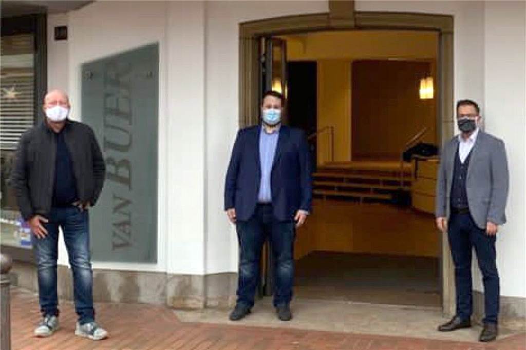 Trotz Corona: Neue Geschäftsidee im ehemaligen van-Buer-Modegeschäft Johannes Stock (l.) hat das frühere Geschäftslokal van Buer an Fabian Rahn vermietet (M.). Rechts im Bild ein Vertreter von Nolte-Küchen.