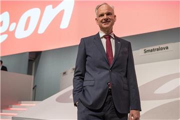 Johannes Teyssen, der Vorsitzende des Vorstands, steht vor dem Eon Logo. Foto: Bernd Thissen/Archiv