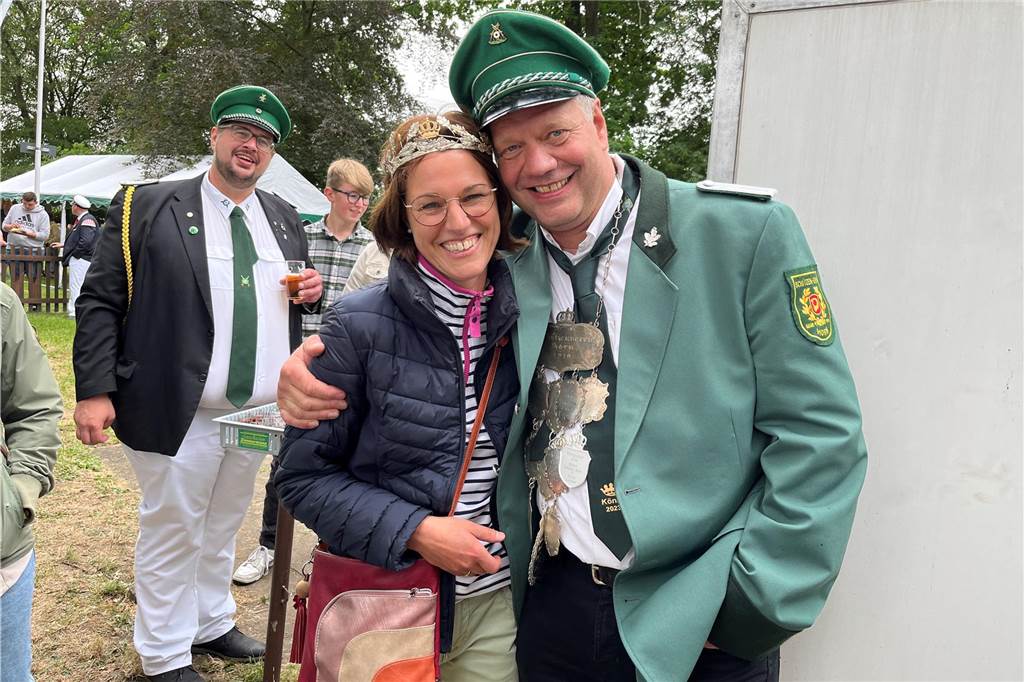Johannes Schulze-Horn und seine Frau Christina posieren für ein gemeinsames Foto. 