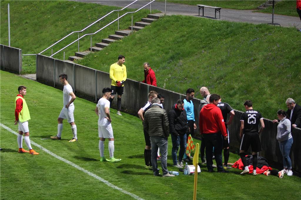 Spielabbruch: Johannes Zottl erleidet im Spiel gegen den Lüner SV einen Schädelbasisbruch Johannes Zottl knallt im Spiel zwischen seinem Verein FC Iserlohn und dem Lüner SV, zu dem er im Sommer wechselt, nach einem Zweikampf mit dem Kopf gegen eine Betonwand und blieb liegen. Beide Vereine einigten sich darauf, nicht weiterzuspielen.
