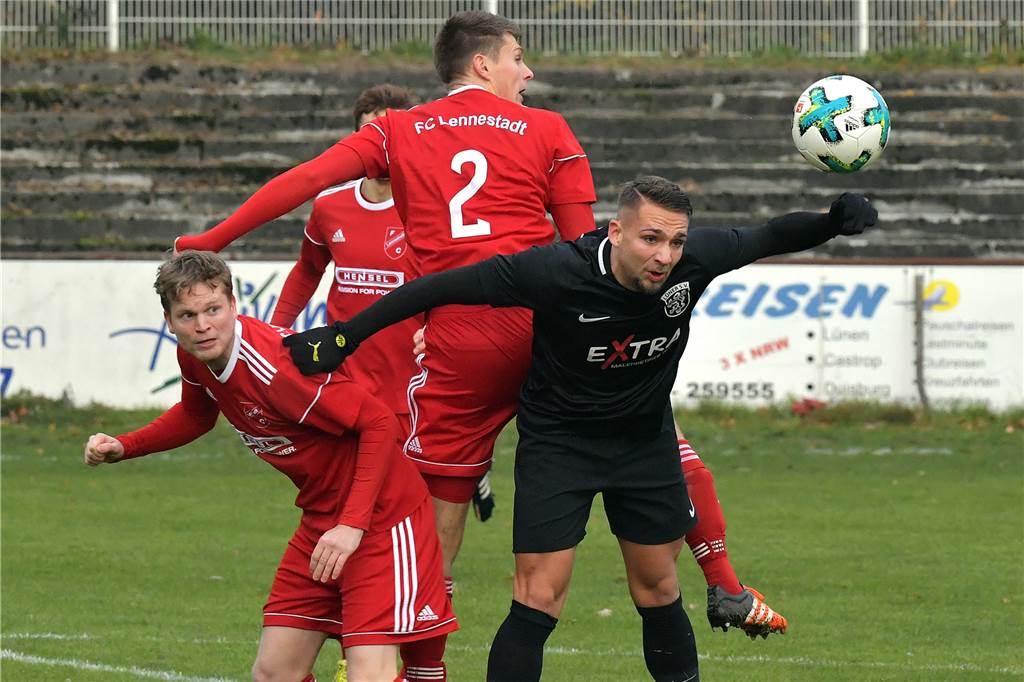Er wird „Kloppo der Kreisliga“ genannt - und hält sogar Ansprachen vor Regionalliga-Spielern Johannes Zottl (r.), hier noch im Dress des Lüner SV, spielt seit Januar 2020 beim SV Lippstadt.