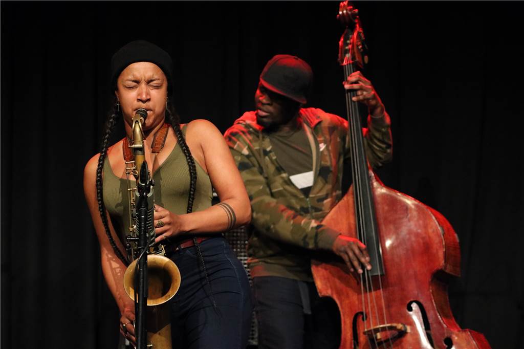Die Saxophonistin Nubya Garcia verpasst ihrem Publikum im Domicil einen kurzen Schock John Coltrane gehört zu den ganz großen Vorbildern der jungen Saxophonistin.