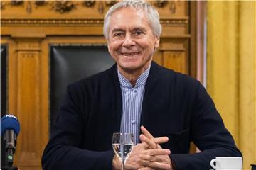 John Neumeier bleibt Hamburg als Ballettintendant und Chefchoreograf erhalten. Foto: Ulrich Perrey