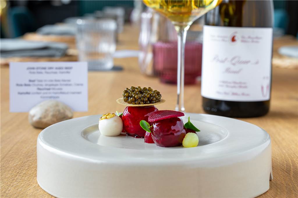 Gourmet-Restaurant „The Stage“: Blattgold und Kaviar über Dortmunds Dächern John Stone Dry Aged Beef, hier mit der „Ergänzung“ um den „Kaviar Caspian Gold Premium Selection“