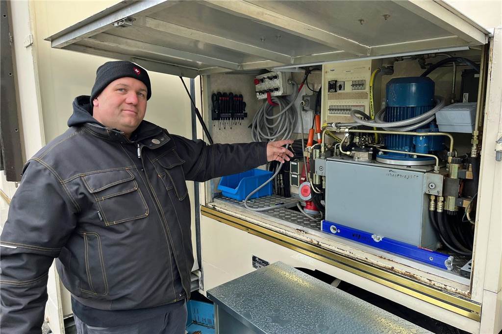 Premiere auf der Maikirmes: Schausteller-Familie hat neuen Süßigkeiten-Stand John Wiegand zeigt auf die komplexe Technik seines Neuerwerbs.