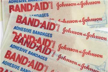 Johnson & Johnson hat seine Studie für einen künftigen Corona-Impfstoff wegen einer ungeklärten Erkrankung eines Probanden vorübergehend unterbrochen.