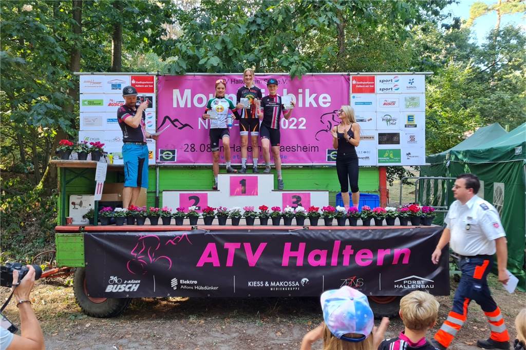 Mit vielen Fotos: 350 Mountainbiker und viele Titel für Halterner beim Heimrennen Jola Aelken und Ida Holtermann vom ATV Haltern belegten in der weiblichen U15-Klasse die Plätze zwei und drei.