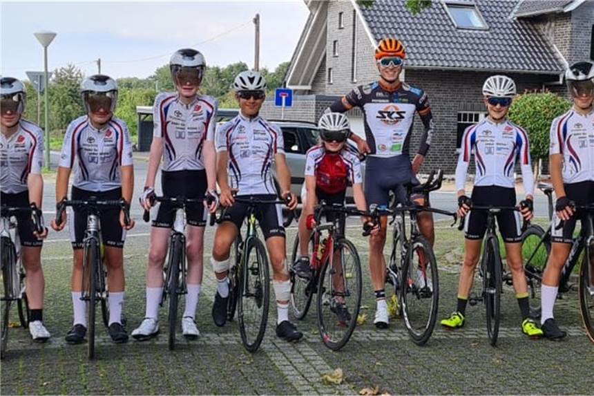 Eine große Erfolgsgeschichte: Jon Knolle fährt zu seiner ersten Deutschen Meisterschaft Jon Knolle (3.v.r.) mit dem RSV-Nachwuchs vor dem Training. Im ersten Wettbewerb nach der Einheit sollten dem RSV-Vierer und Knolle großartige Erfolge gelingen.