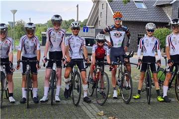 Jon Knolle (3.v.r.) mit dem RSV-Nachwuchs vor dem Training. Im ersten Wettbewerb nach der Einheit sollten dem RSV-Vierer und Knolle großartige Erfolge gelingen.