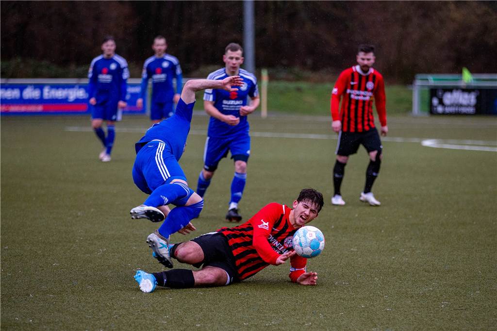 Pech in der Nachspielzeit: Starker SSV Mühlhausen zwingt Holzwickeder SC ins Elfmeterschießen Jona Deifuß foult Lucas Arenz. Der HSC-Spieler konnte danach nicht mehr weiterspielen.