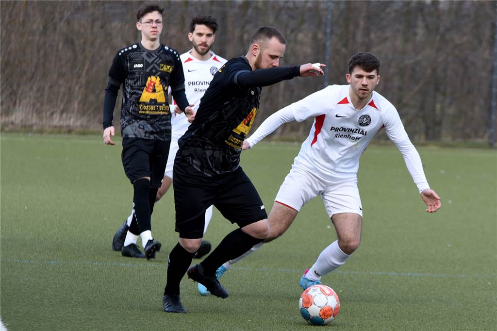 Marco Slupek platzt nach Niederlage der Kragen – und rechnet mit Mühlhausens Bezirksliga-Kickern ab Jona Deifuß (r.), dreifacher Mühlhausener Torschütze im Derby bei Königsborner SV, stürmte dieses Mal für die Zweite.