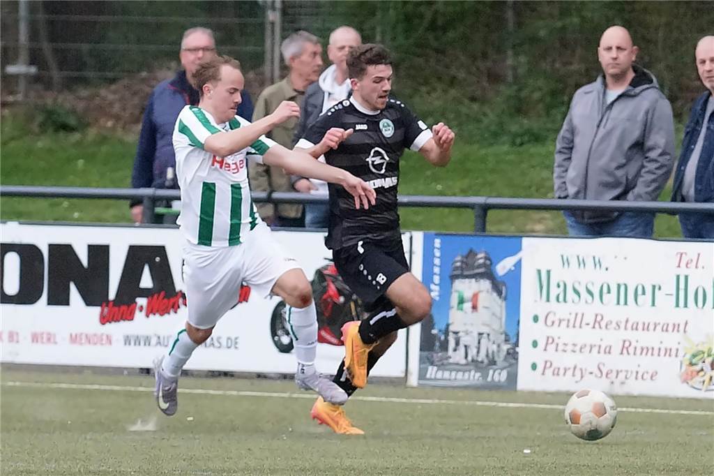 SG Massen zeigt gegen Lohauserholz eine Gala-Vorstellung Jona Deifuß im Laufduell mit einem Gegenspieler