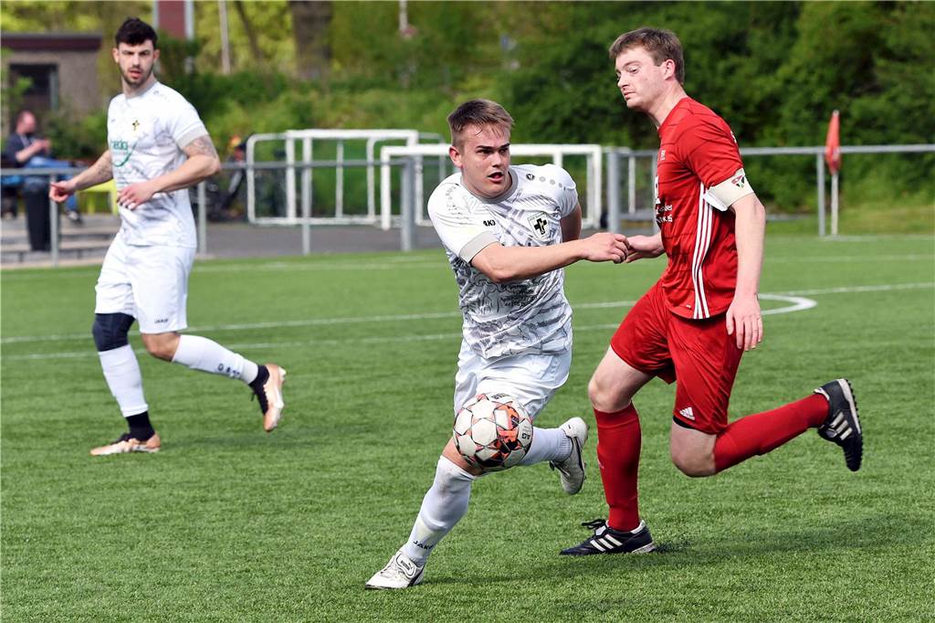 TSV Raesfeld muss sich noch gedulden: Lembeck verschiebt die Meisterfeier noch einmal Jona Vospohl und Julian Klein im Zweikamp