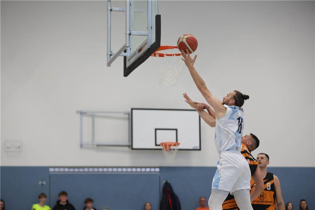 Hallenwechsel kein Problem für LippeBaskets gegen Lüdenscheid Korbleger von Jonah Bredt.