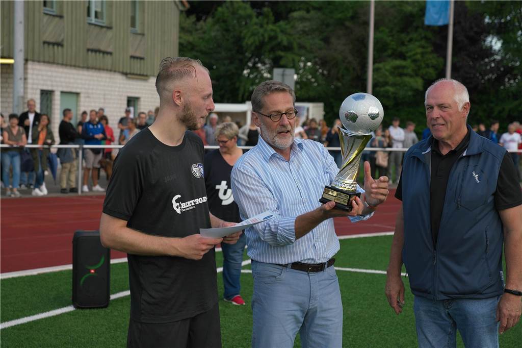 „Das ist schon etwas Besonderes“ Jonah Sandkühler nimmt nach dem Finale der Stadtmeisterschaft den Pokal für den TuS Haltern am See entgegen.