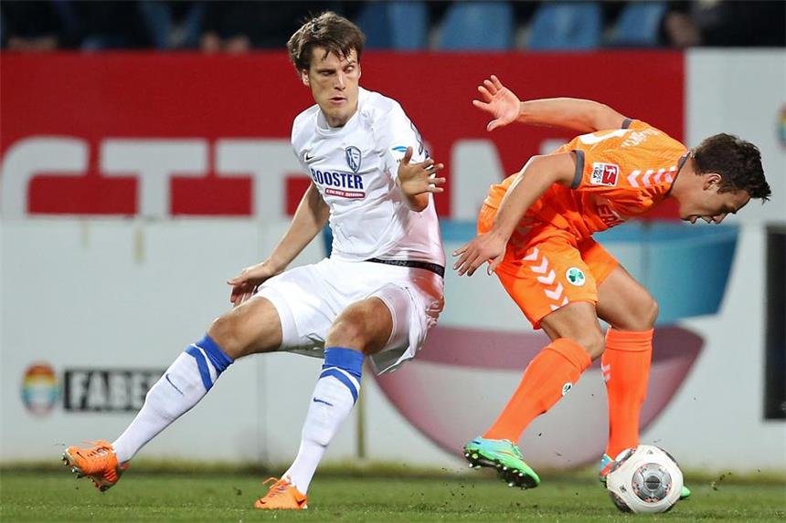 VfL Bochum in der Offensive viel zu schwach Jonas Acquistapace (l.) im Zweikampf mit Thomas Pledl.