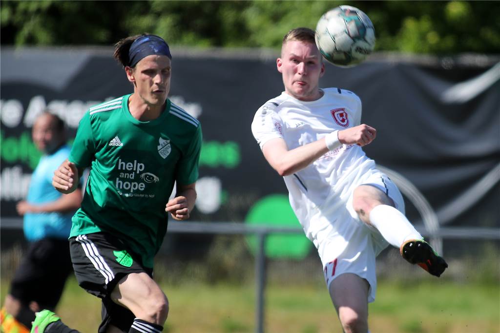 Schürens Et sauer über Joker-Rolle: „Spieler meiner Qualität lässt man nicht auf der Bank“ Jonas Acquistapace (l.) musste als Interims-Coach eine harte Entscheidung treffen - zum Leidwesen des Top-Torjägers Arif Et.