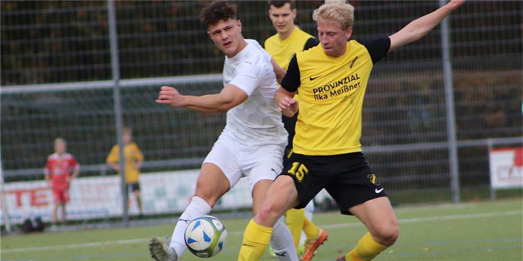 Trotz eindeutiger Vorzeichen: Westfalia Wethmar II besiegt harmlose Gäste aus Langschede Jonas Allefeld (l.) von Westfalia Wethmar II trug maßgeblich zum verdienten Heimsieg gegen den SV Langschede um Maximilian Mai (r.) bei.