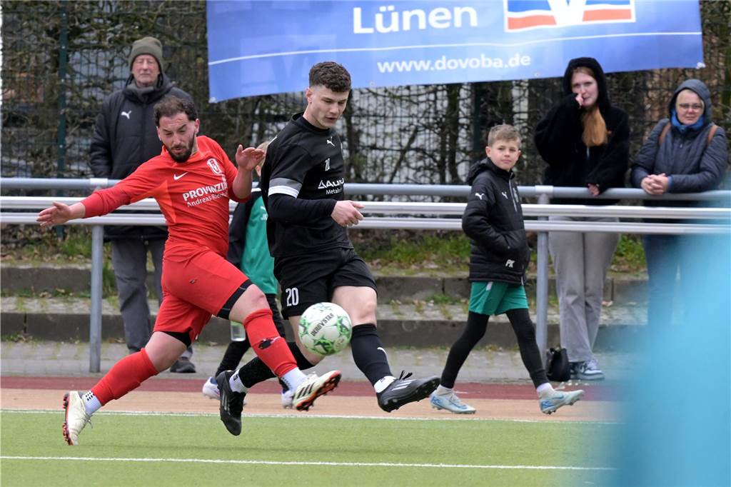 Westfalia Wethmar muss mit dem Remis im Topspiel leben Jonas Allefeld flankt Ball.