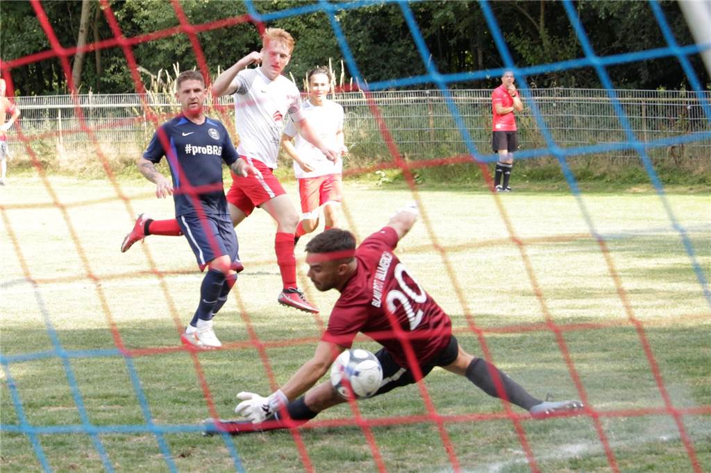 Eine Stadt, zwei Mannschaften und drei Halbzeiten Jonas Appelhoff (2.v.l.) traf in der Vorsaison im Hinspiel zum 1:1 (Endstand 2:1 aus RWU-Sicht). Neben ihm: Billmerichs Sportlicher Leiter Chris Schultz.