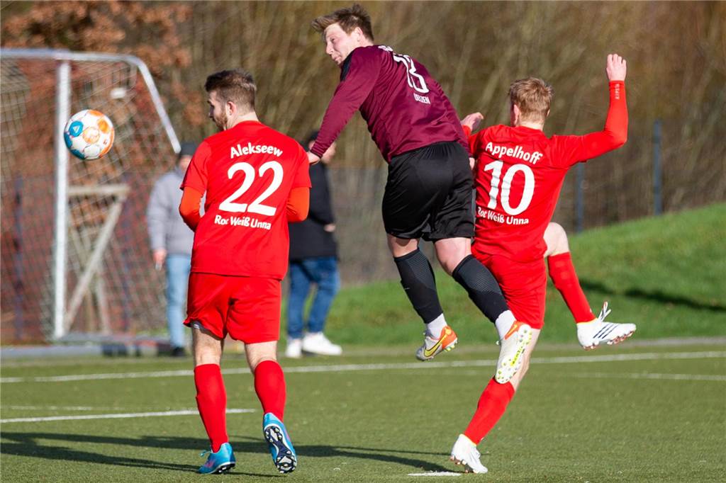 Jonas Appelhoff rettet RW Unna noch einen Punkt: Remis bei der U23 des SSV Mühlhausen Jonas Appelhoff (r.) markierte spät den Ausgleich. Hier verliert er allerdings den Zweikampf gegen SSV-Spielertrainer Manuel Stiepermann. Links im Bild: Dennis Alekseew.