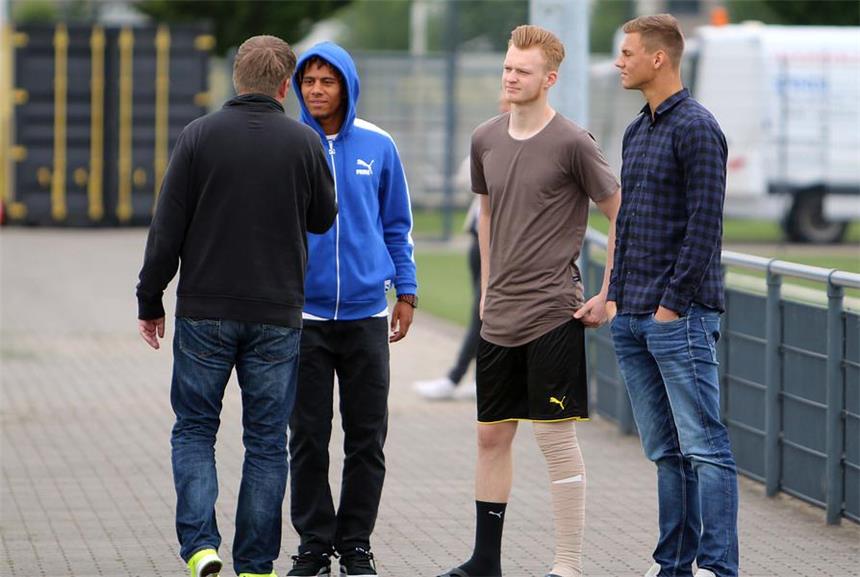 Monatelange Pause für Arweiler und Bonmann Jonas Arweiler (M.) muss aufgrund einer Thrombose im linken Bein mindestens drei Monate lang pausieren.