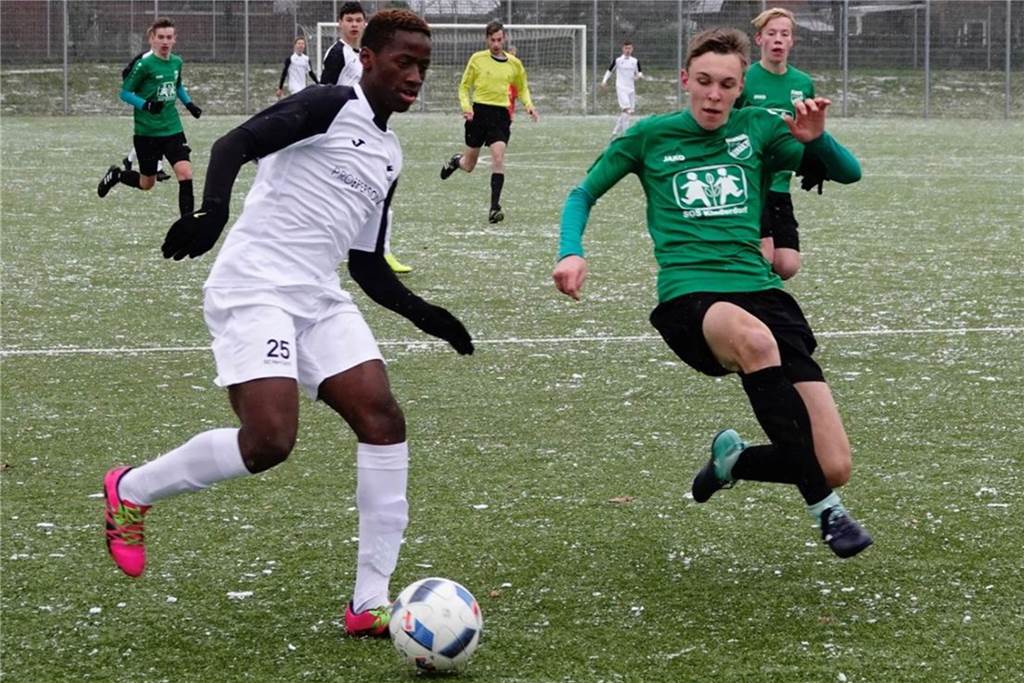 Spieler des SuS Olfen hat zwei Baustellen: Eine ist „Masse zulegen“ Jonas Brinkbäumer (r.) rückt in der neuen Spielzeit zu den Bezirksliga-Senioren des SuS Olfen auf.