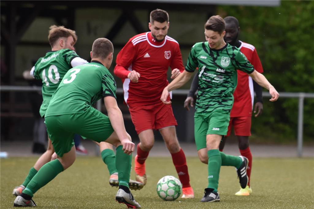 Bossensdorf Leistungsträger aus der zweiten Mannschaft: „Cleverness gepaart mit Physis“ Jonas Daldrup (grünes Trikot, r.) überzeugt beim SV Bossendorf im defensiven Mittelfeld.