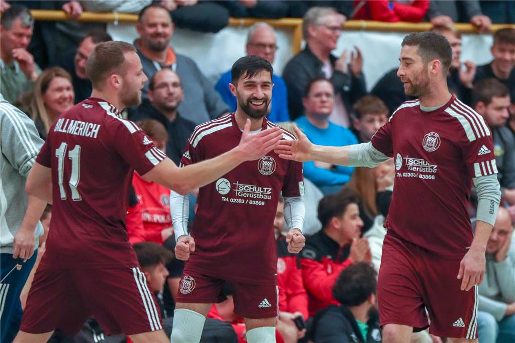 Halbfinale kostet BRB-Trainer 80 Euro Jonas Eckhoff und Manuel Schultz (r.) klatschen sich ab. Hinten freut sich Fawaz Salah Hasan.