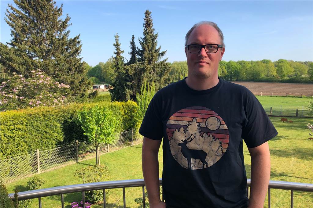 Wie Jonas Engelmeier aus Dorsten trotz Arbeitsplatzverlust sein Glück fand Jonas Engelmeier 2020 auf dem Balkon seines Wohnhauses, nachdem die Corona-Pandemie seine Arbeit als Beleuchtungstechniker beendet hatte.