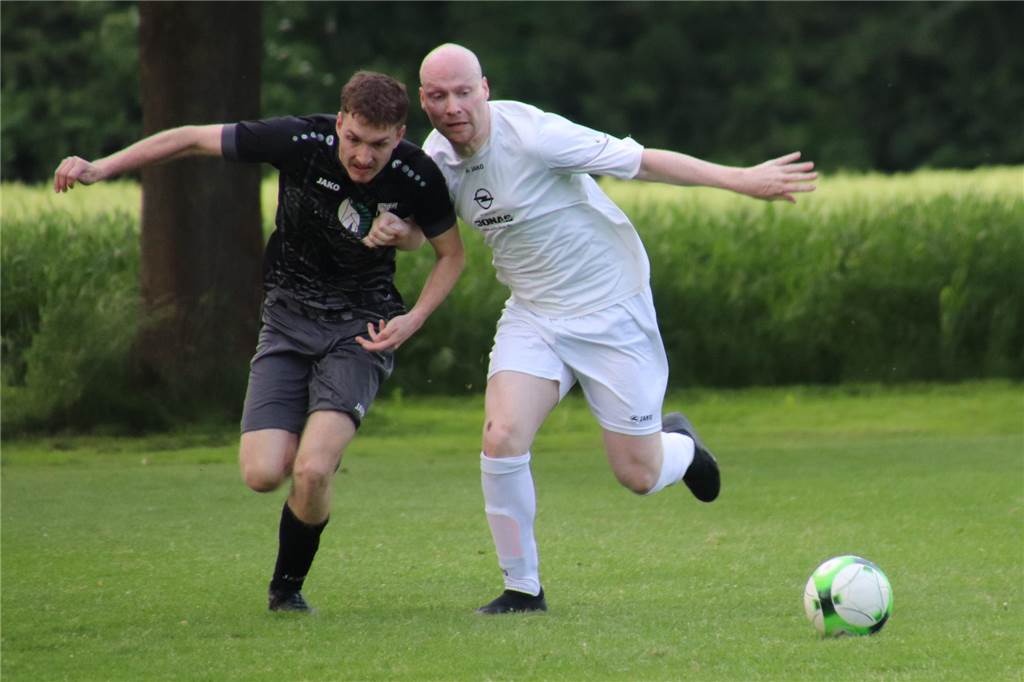 SV Bausenhagen – PSV Bork Jonas Franke (r.) und der SV Bausenhagen setzten sich mit 4:0 gegen den PSV Bork durch.